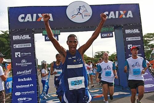 Giomar Pereira da Silva comemora o quinto título no masculino / Foto: Luiz Doro / adorofoto 